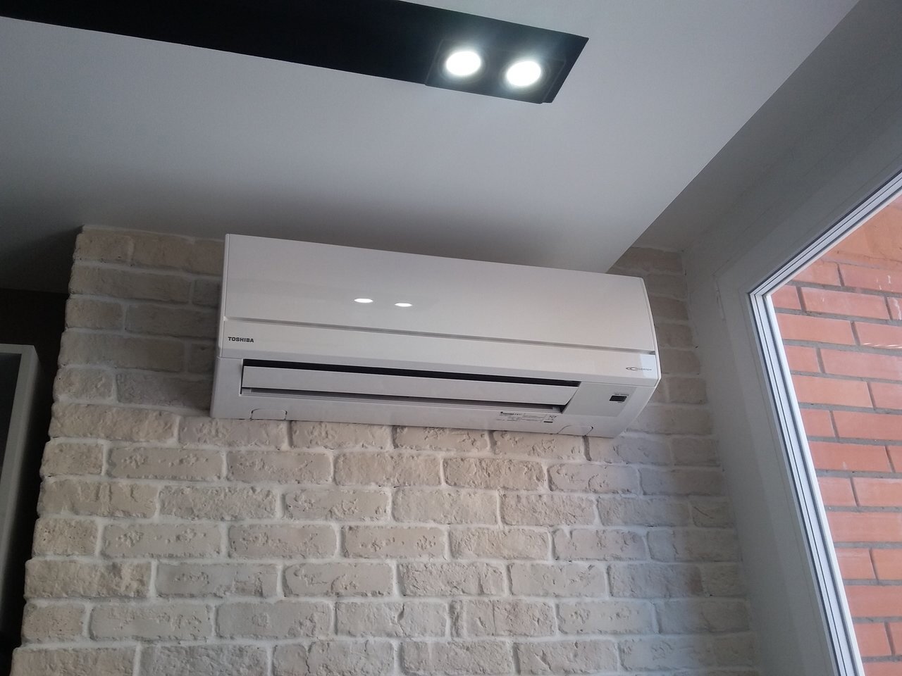 Ja esat viens no tiem, kas neieslēdz gaisa kondicionieri, lai ietaupītu naudu, tad šie ierīces arī patērē daudz elektroenerģijas.