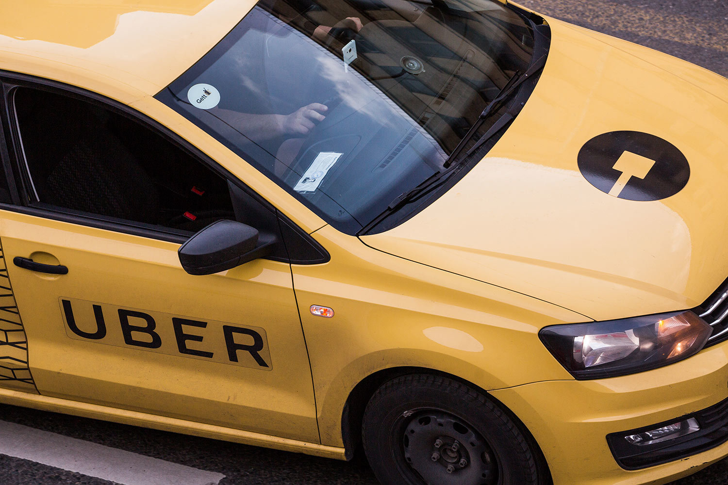 Pirātu taksometri un Uber mēģina iekasēt no tūristiem Ibizā 60 un 45 eiro, lai gan oficiālā brauciena cena ir 16 eiro.