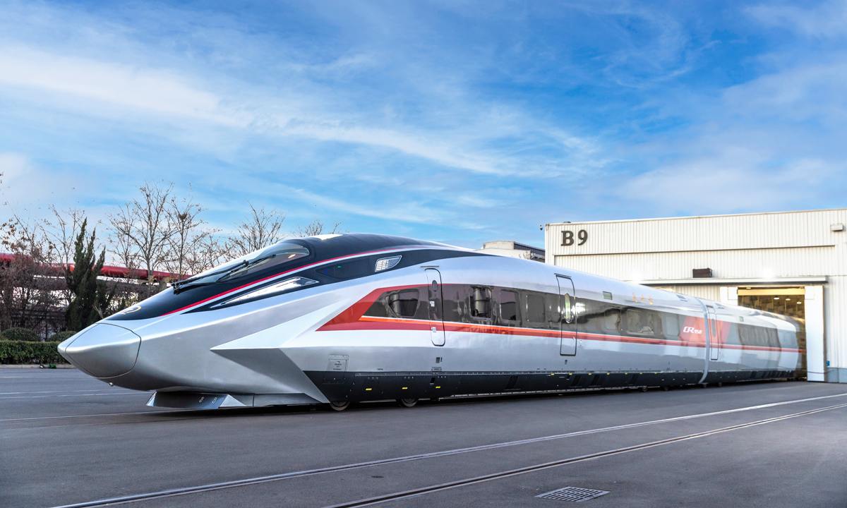 Ķīna ļauj pārējai pasaulei atpūsties uz lauriem: viņi prezentē vilcienu uz magnētiskā spilvena, kas spēj attīstīt ātrumu līdz 600 km/h.