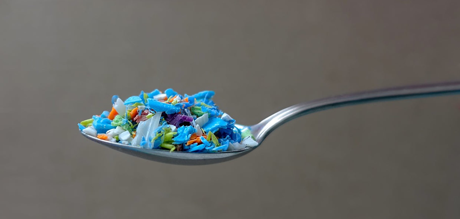 Pētījuma dati liecina, ka tikai viena pudelēs pildīta ūdens marka nesatur mikroplastmasas pēdas, kas rada risku veselībai.