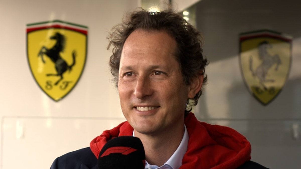 Ferrari prezidents Elkann par uzņēmuma pirmo sacīkšu jahtu: „Tā vairāk līdzinās kosmosa kuģim nekā laivai”.