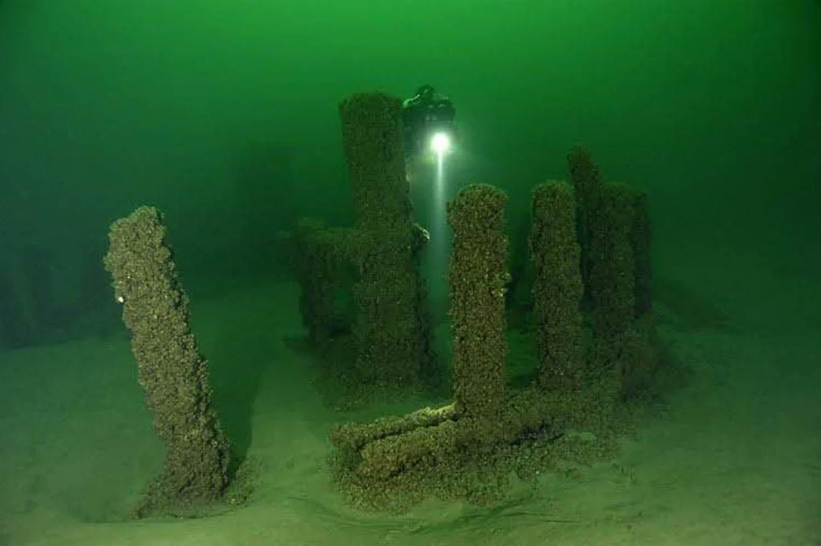 ASV, izmantojot modernas tehnoloģijas, ezera dibenā atklāti un nofotografēti noslēpumaini megalīti