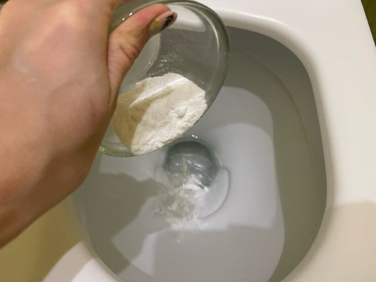 Ne etiķis, ne pārtikas soda: tas ir labākais mājas līdzeklis kaļķa nogulumu noņemšanai no krāniem un tualetēm.