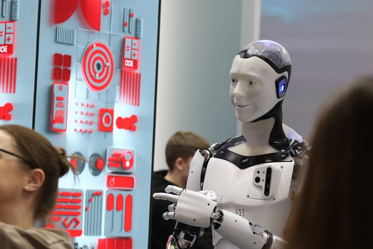 Pilsētas dome pieņēma darbā robotu kā valsts ierēdni. Rezultātā, pēc gada darba, viņš izlēca no kāpnēm.