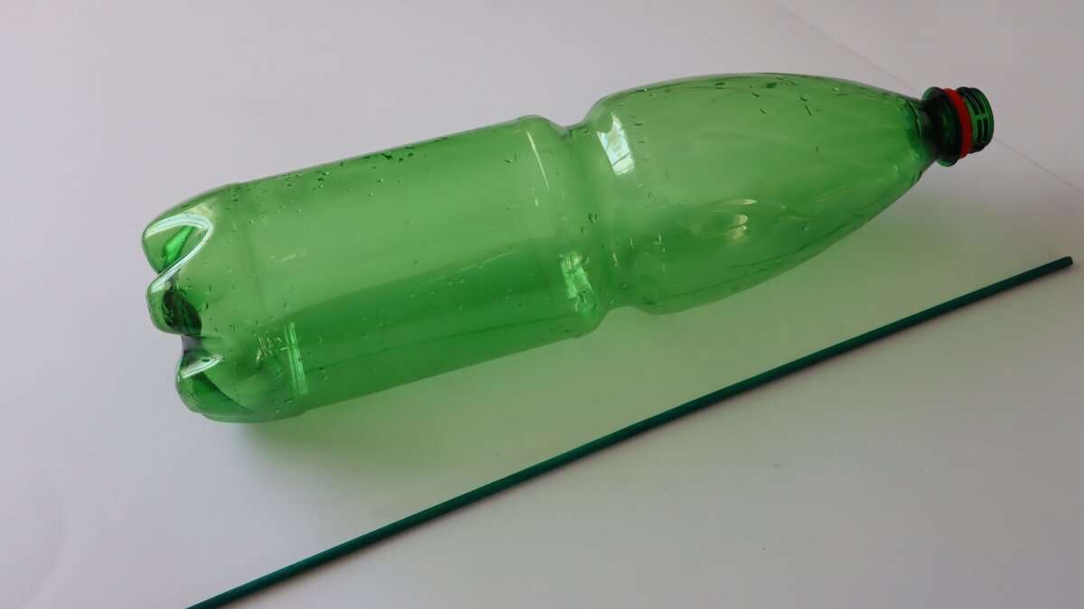Kāda ir plastmasas pudeles dibenā esošā “knīpja” funkcija?