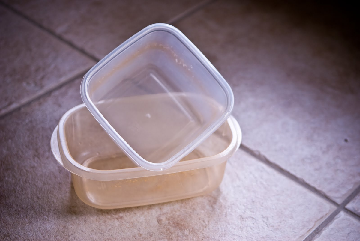 Kā no Tupperware traukiem iztīrīt mērces traipus ar vienkāršu triku