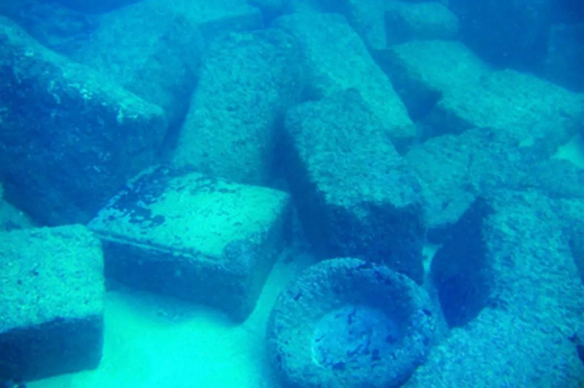 Arheologi zem jūras atklājuši monumentālu ieeju Aleksandrijas bākā: tai ir 2000 gadu, tā sver 80 tonnas un tai būs izšķiroša nozīme tās rekonstrukcijā.