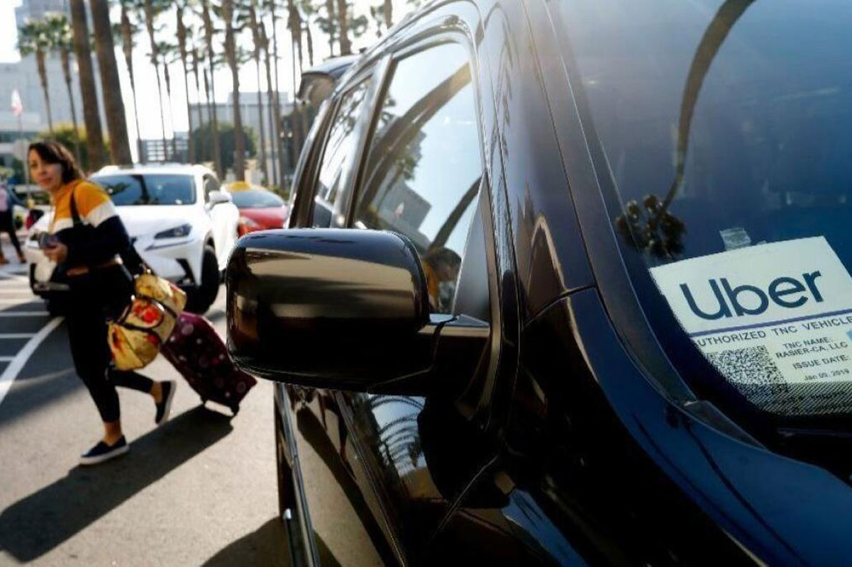 Pirātu taksometri un Uber mēģina iekasēt no tūristiem Ibizā 60 un 45 eiro, lai gan oficiālā brauciena cena ir 16 eiro.