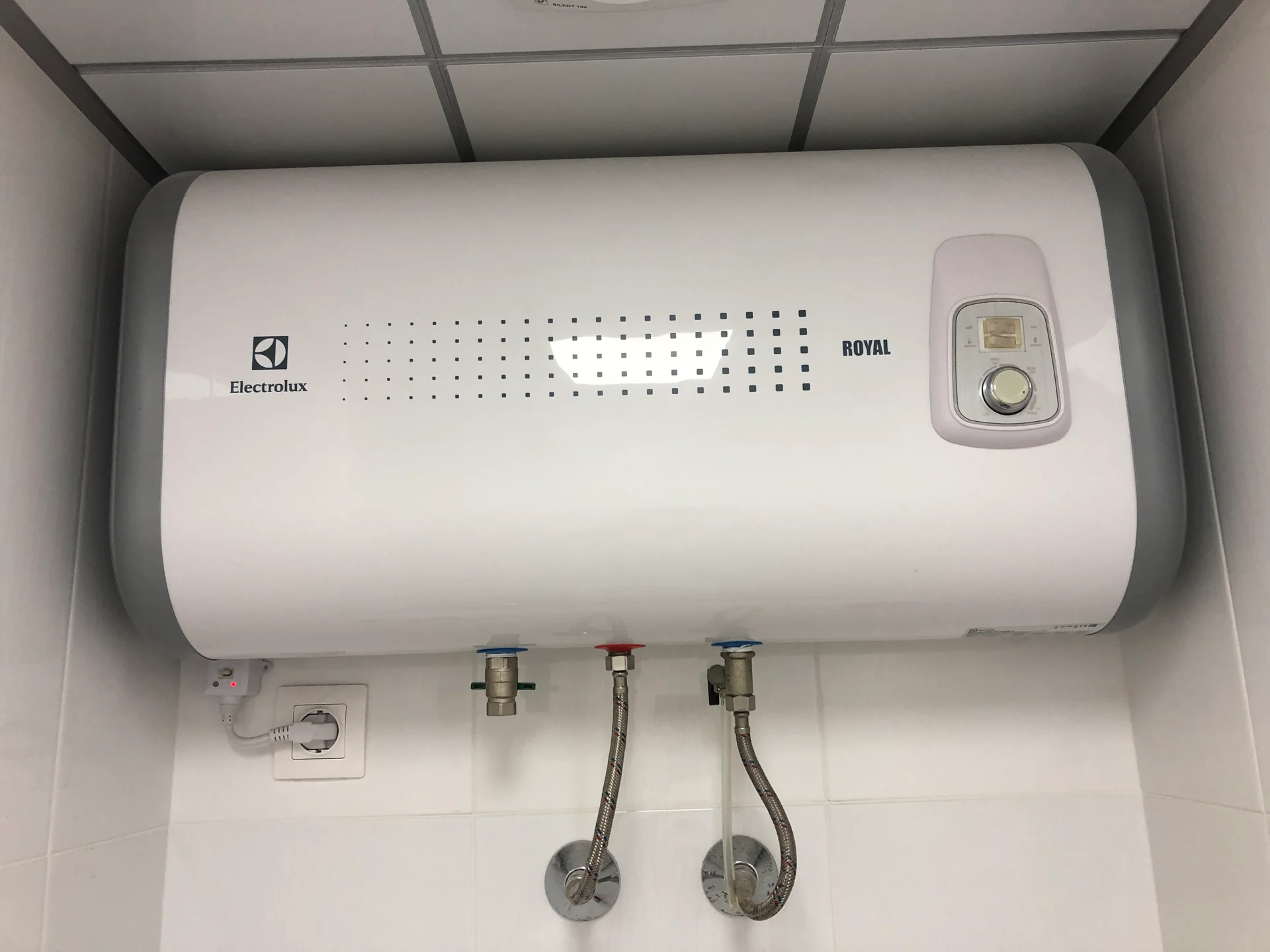 Elektroierīce, kas četrkārt palielina ledusskapja elektroenerģijas patēriņu, to lietojot tikai divas stundas dienā.