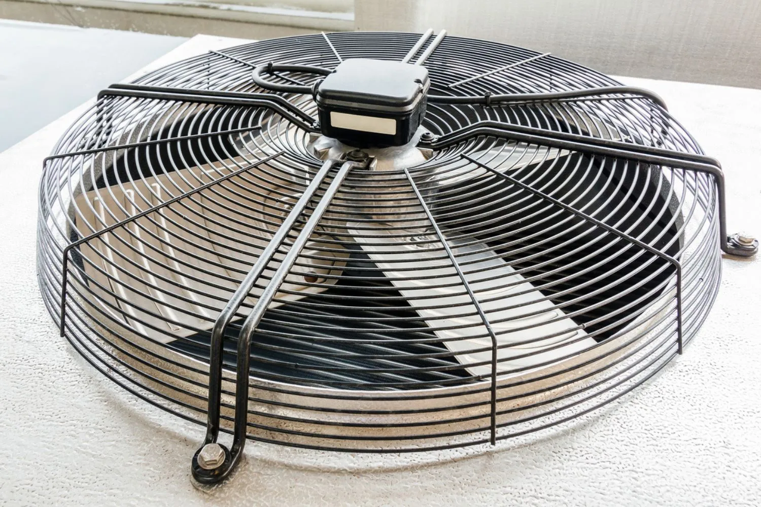 Optimālā stratēģija jūsu mājas dzesēšanai: ideāla ventilatora un gaisa kondicioniera sinhronizācija